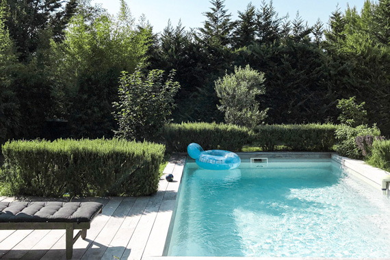 exemple d integration de piscine dans son environnement pour profitez des exterieurs angle rond donne vie a votre projet sur luynes 37230